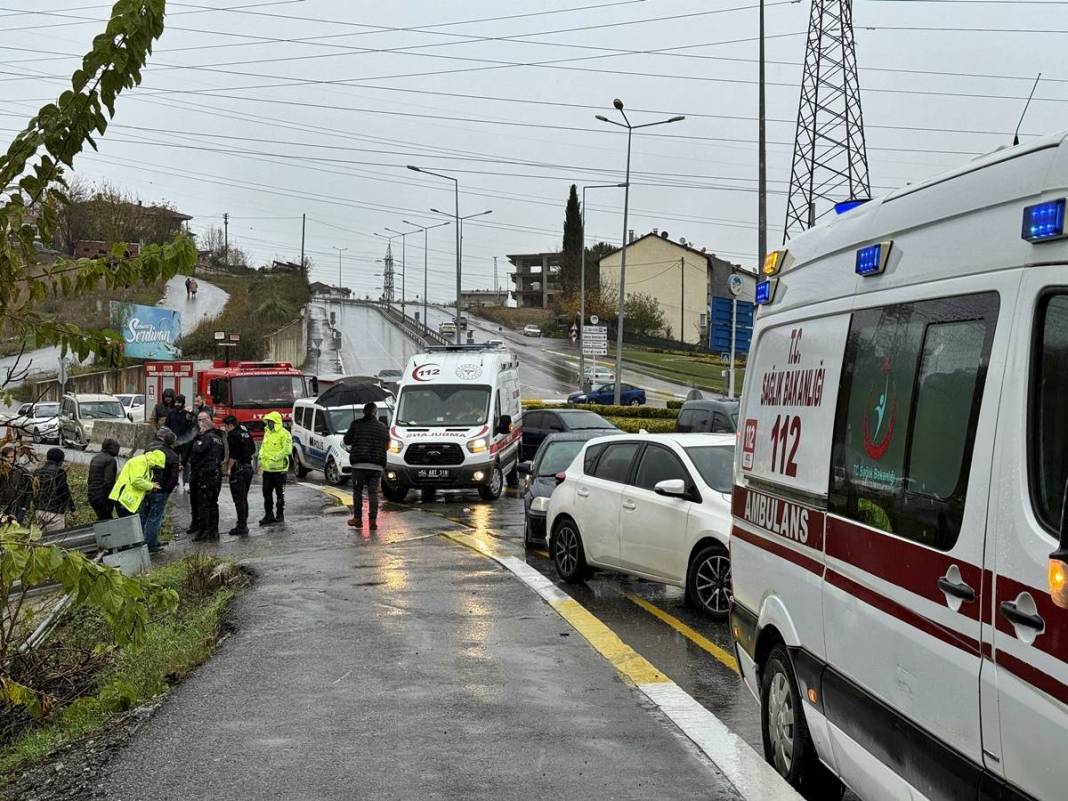 Kamyon, Trabzonspor armalı eve bodoslama girdi! Facianın eşiğinden dönüldü 9
